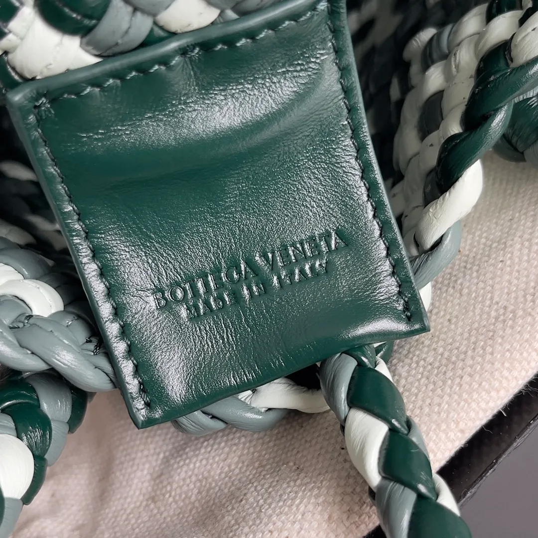 Batch 3760 BV collectible small woven handbags are really YYDS!! Bottega Veneta’s most classic small woven handbags are back! ! We use the highest quality leather with the highest craftsmanship❤️ to create the most expensive works. We have created the Intrecciato leather weaving process❤️ This unique traditional exclusive leather weaving method has not only become our logo but also reflects the time-consuming and labor-intensive craftsmanship of our products❤️ The new TOSCA handbag must be a selection worth collecting🆕 Style number: 776755 Size: 20*15.5*7cm